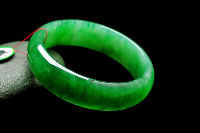 翡翠手镯内部有石纹翡翠手镯上面有石纹-第3张图片-翡翠网 翡翠手镯内部有石纹翡翠手镯上面有石纹-第3张图片-翡翠网