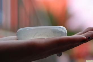 翡翠手镯内部有石纹翡翠手镯上面有石纹-第4张图片-翡翠网 翡翠手镯内部有石纹翡翠手镯上面有石纹-第4张图片-翡翠网