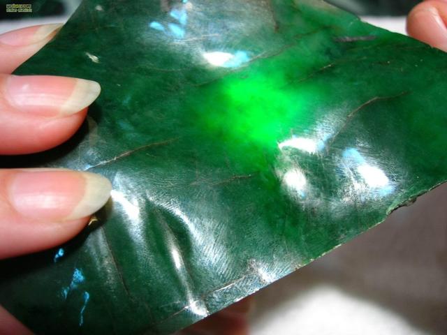 翡翠手镯内部有石纹翡翠手镯上面有石纹-第6张图片-翡翠网 翡翠手镯内部有石纹翡翠手镯上面有石纹-第6张图片-翡翠网