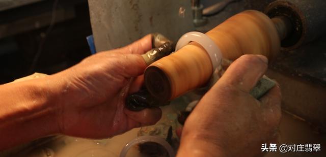 翡翠手镯人工,满绿翡翠手镯分几种看视频-第11张图片-翡翠网 翡翠手镯人工,满绿翡翠手镯分几种看视频-第11张图片-翡翠网