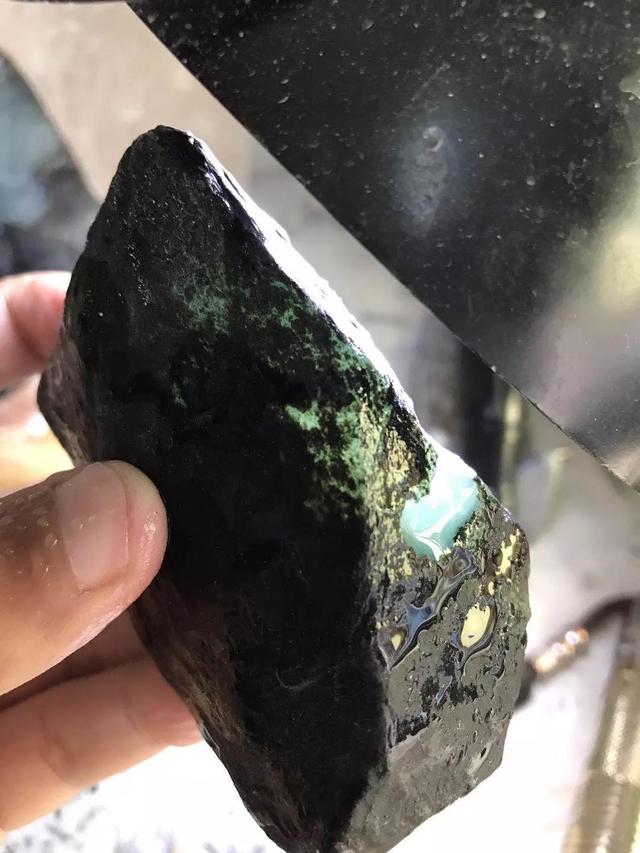 晴水翡翠原石图片,玻璃种翡翠图片-第4张图片-翡翠网 晴水翡翠原石图片,玻璃种翡翠图片-第4张图片-翡翠网