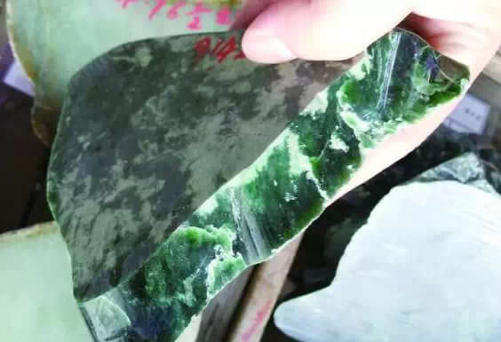 翡翠危料是什么意思翡翠料价格和图片-第1张图片-翡翠网 翡翠危料是什么意思翡翠料价格和图片-第1张图片-翡翠网