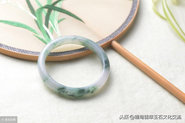 翡翠和玉的区别,翡翠的颜色知识测试-第1张图片-翡翠网 翡翠和玉的区别,翡翠的颜色知识测试-第1张图片-翡翠网