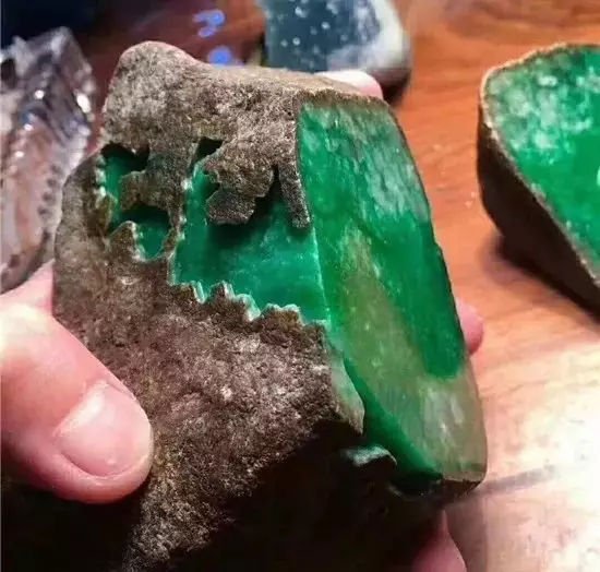 满路翡翠原石,会卡翡翠原石满个廯-第1张图片-翡翠网 满路翡翠原石,会卡翡翠原石满个廯-第1张图片-翡翠网