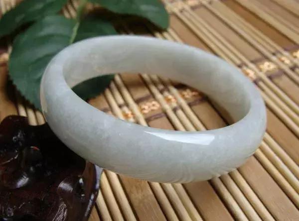 翡翠镯子鉴别翡翠玉石手镯有几种-第2张图片-翡翠网 翡翠镯子鉴别翡翠玉石手镯有几种-第2张图片-翡翠网