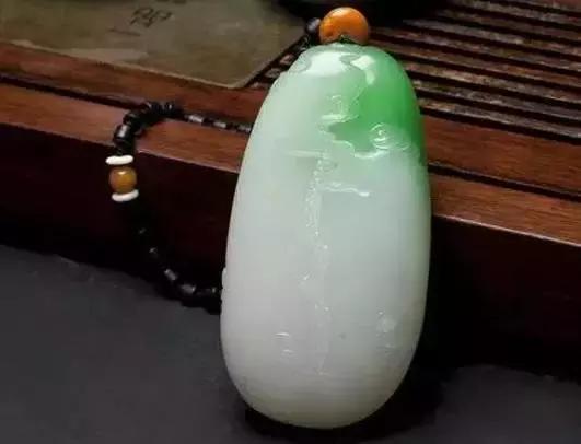 白底青翡翠手镯,翡翠白底青种价格-第12张图片-翡翠网 白底青翡翠手镯,翡翠白底青种价格-第12张图片-翡翠网