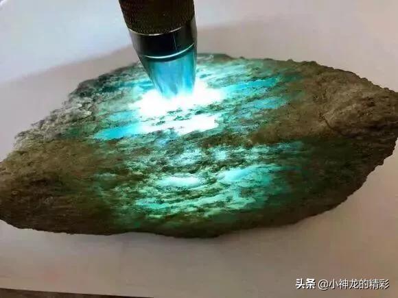 蓝水翡翠和危料,翡翠原石切出蓝冰料-第2张图片-翡翠网 蓝水翡翠和危料,翡翠原石切出蓝冰料-第2张图片-翡翠网