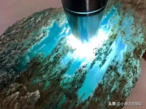 蓝水翡翠和危料,翡翠原石切出蓝冰料-第3张图片-翡翠网 蓝水翡翠和危料,翡翠原石切出蓝冰料-第3张图片-翡翠网