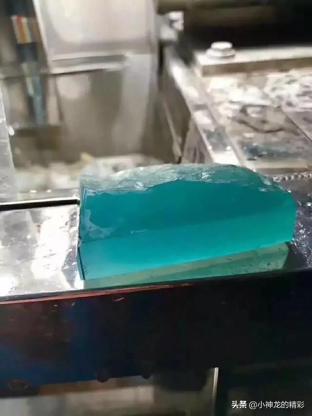 蓝水翡翠和危料,翡翠原石切出蓝冰料-第5张图片-翡翠网 蓝水翡翠和危料,翡翠原石切出蓝冰料-第5张图片-翡翠网