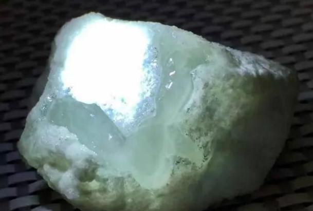 小块的翡翠原石直接戴好吗,翡翠原石哪有-第4张图片-翡翠网 小块的翡翠原石直接戴好吗,翡翠原石哪有-第4张图片-翡翠网