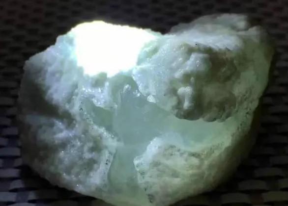 小块的翡翠原石直接戴好吗,翡翠原石哪有-第5张图片-翡翠网 小块的翡翠原石直接戴好吗,翡翠原石哪有-第5张图片-翡翠网