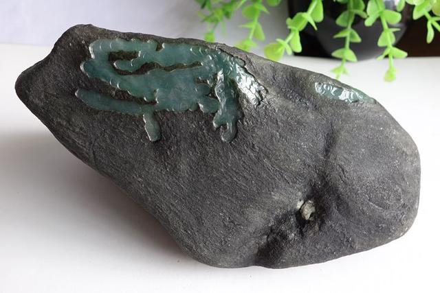 翡翠原石开窗用什么工具,如何挑选翡翠原石毛料-第2张图片-翡翠网 翡翠原石开窗用什么工具,如何挑选翡翠原石毛料-第2张图片-翡翠网