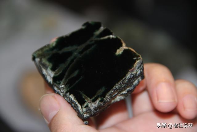 墨翡翠原石知识水墨原石好还是翡翠好-第6张图片-翡翠网