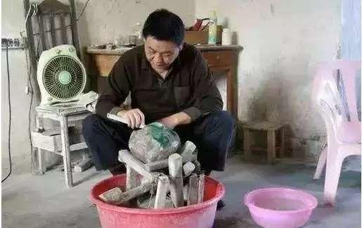 翡翠原石擦石正确手法缅甸翡翠原石可以作假吗-第1张图片-翡翠网 翡翠原石擦石正确手法缅甸翡翠原石可以作假吗-第1张图片-翡翠网