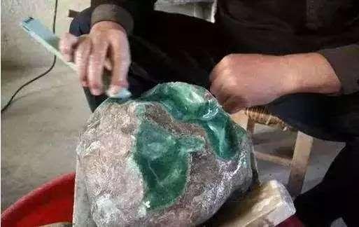 翡翠原石擦石正确手法缅甸翡翠原石可以作假吗-第3张图片-翡翠网 翡翠原石擦石正确手法缅甸翡翠原石可以作假吗-第3张图片-翡翠网