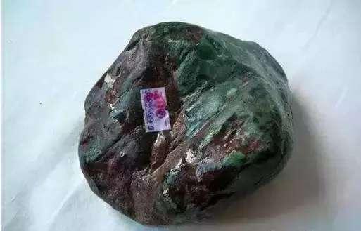 翡翠原石擦石正确手法缅甸翡翠原石可以作假吗-第4张图片-翡翠网 翡翠原石擦石正确手法缅甸翡翠原石可以作假吗-第4张图片-翡翠网