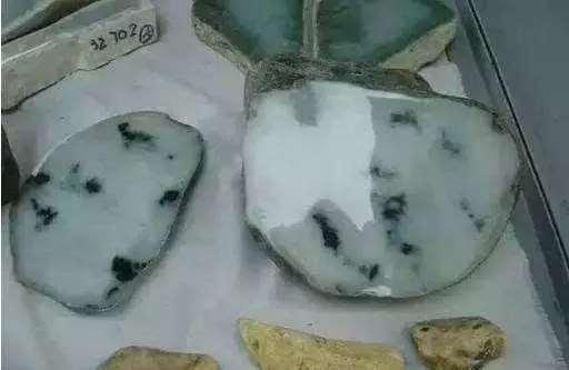 翡翠原石擦石正确手法缅甸翡翠原石可以作假吗-第5张图片-翡翠网 翡翠原石擦石正确手法缅甸翡翠原石可以作假吗-第5张图片-翡翠网