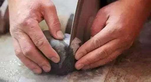 翡翠原石擦石正确手法缅甸翡翠原石可以作假吗-第6张图片-翡翠网 翡翠原石擦石正确手法缅甸翡翠原石可以作假吗-第6张图片-翡翠网