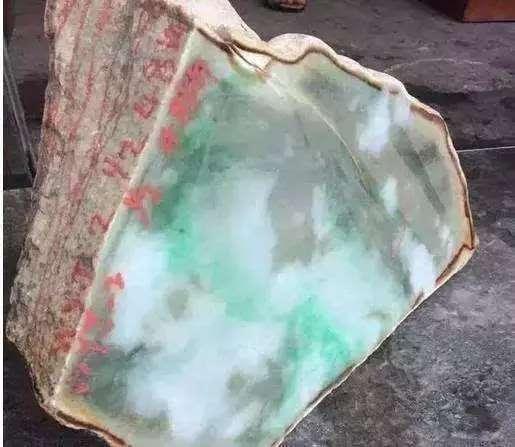 翡翠原石擦石正确手法缅甸翡翠原石可以作假吗-第7张图片-翡翠网 翡翠原石擦石正确手法缅甸翡翠原石可以作假吗-第7张图片-翡翠网