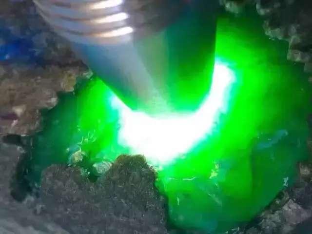 翡翠原石擦石正确手法缅甸翡翠原石可以作假吗-第8张图片-翡翠网 翡翠原石擦石正确手法缅甸翡翠原石可以作假吗-第8张图片-翡翠网