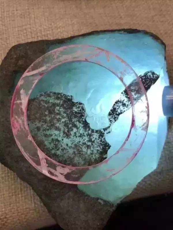 翡翠原石擦石正确手法缅甸翡翠原石可以作假吗-第10张图片-翡翠网 翡翠原石擦石正确手法缅甸翡翠原石可以作假吗-第10张图片-翡翠网