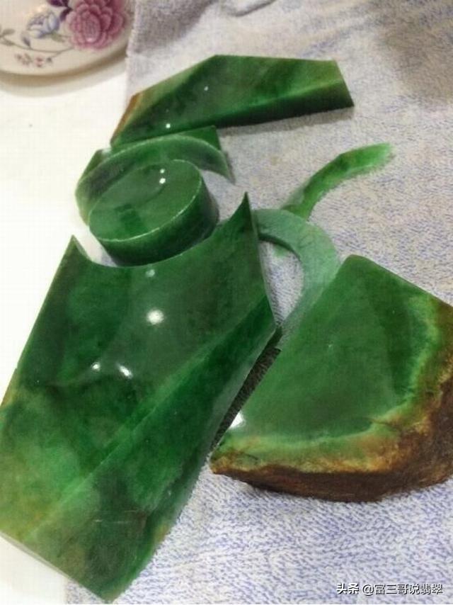 翡翠原石赌石切石翡翠原石切割技巧-第4张图片-翡翠网 翡翠原石赌石切石翡翠原石切割技巧-第4张图片-翡翠网