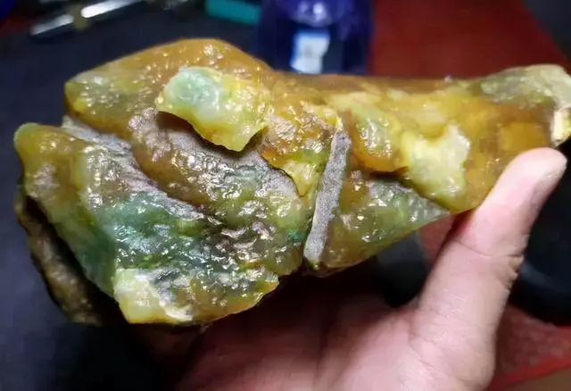 大哥五万元买的翡翠原石,淘宝翡翠原石能买吗-第2张图片-翡翠网 大哥五万元买的翡翠原石,淘宝翡翠原石能买吗-第2张图片-翡翠网