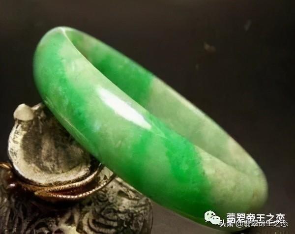 怎么判断玉已经戴活了马牙种翡翠手镯价格-第1张图片-翡翠网 怎么判断玉已经戴活了马牙种翡翠手镯价格-第1张图片-翡翠网