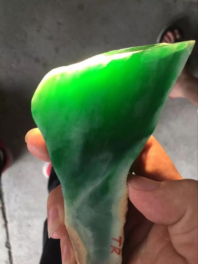 翡翠原石不用磨头怎么去皮,翡翠原石用锉刀去皮-第1张图片-翡翠网 翡翠原石不用磨头怎么去皮,翡翠原石用锉刀去皮-第1张图片-翡翠网