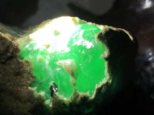 翡翠原石不用磨头怎么去皮,翡翠原石用锉刀去皮-第2张图片-翡翠网 翡翠原石不用磨头怎么去皮,翡翠原石用锉刀去皮-第2张图片-翡翠网