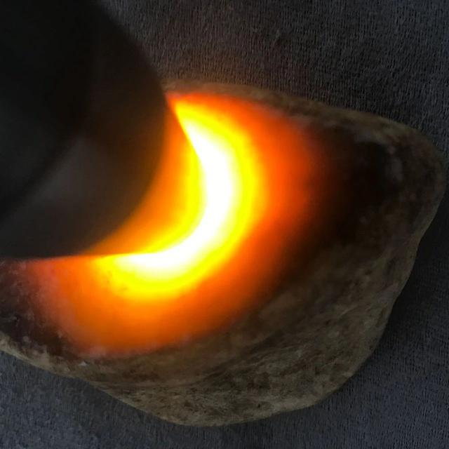 翡翠原石不用磨头怎么去皮,翡翠原石用锉刀去皮-第3张图片-翡翠网 翡翠原石不用磨头怎么去皮,翡翠原石用锉刀去皮-第3张图片-翡翠网