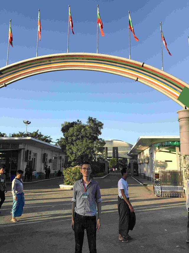 假翡翠在灯光下的图片翡翠原石毛料大全-第1张图片-翡翠网 假翡翠在灯光下的图片翡翠原石毛料大全-第1张图片-翡翠网