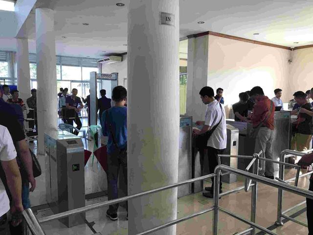 假翡翠在灯光下的图片翡翠原石毛料大全-第3张图片-翡翠网 假翡翠在灯光下的图片翡翠原石毛料大全-第3张图片-翡翠网