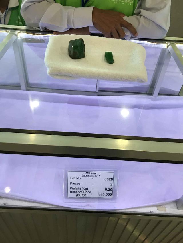 假翡翠在灯光下的图片翡翠原石毛料大全-第6张图片-翡翠网 假翡翠在灯光下的图片翡翠原石毛料大全-第6张图片-翡翠网