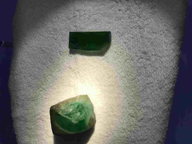 假翡翠在灯光下的图片翡翠原石毛料大全-第7张图片-翡翠网 假翡翠在灯光下的图片翡翠原石毛料大全-第7张图片-翡翠网