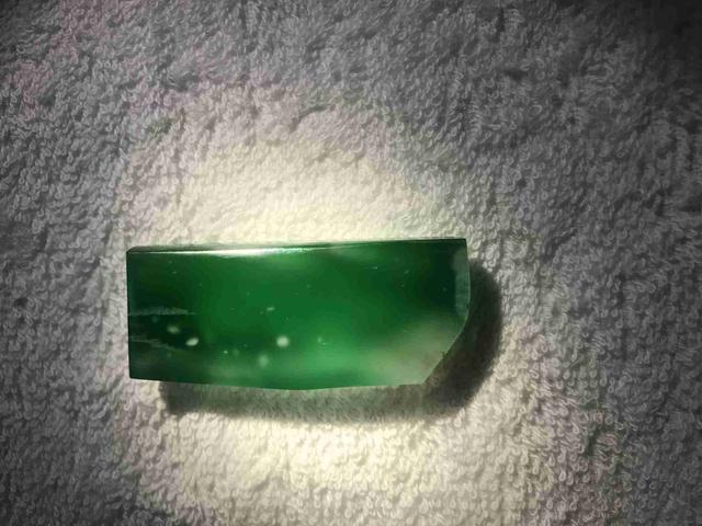 假翡翠在灯光下的图片翡翠原石毛料大全-第8张图片-翡翠网 假翡翠在灯光下的图片翡翠原石毛料大全-第8张图片-翡翠网