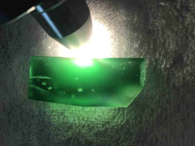 假翡翠在灯光下的图片翡翠原石毛料大全-第9张图片-翡翠网 假翡翠在灯光下的图片翡翠原石毛料大全-第9张图片-翡翠网