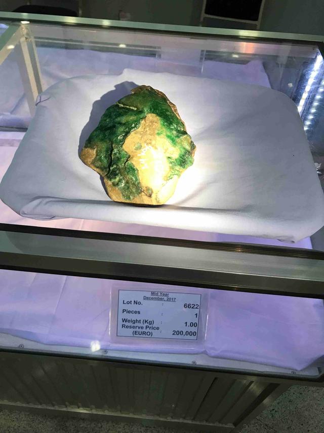 假翡翠在灯光下的图片翡翠原石毛料大全-第12张图片-翡翠网 假翡翠在灯光下的图片翡翠原石毛料大全-第12张图片-翡翠网