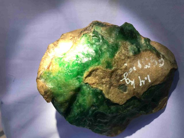 假翡翠在灯光下的图片翡翠原石毛料大全-第13张图片-翡翠网 假翡翠在灯光下的图片翡翠原石毛料大全-第13张图片-翡翠网