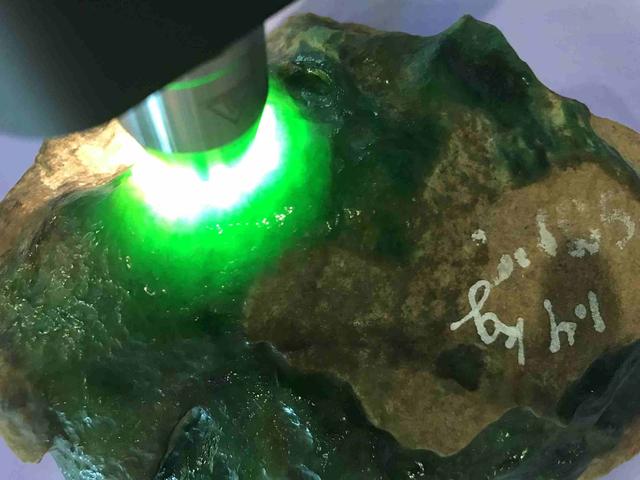 假翡翠在灯光下的图片翡翠原石毛料大全-第14张图片-翡翠网 假翡翠在灯光下的图片翡翠原石毛料大全-第14张图片-翡翠网