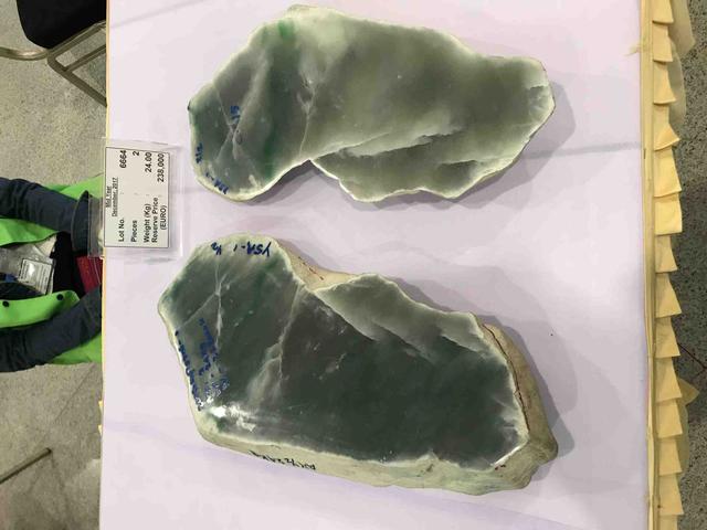 假翡翠在灯光下的图片翡翠原石毛料大全-第16张图片-翡翠网 假翡翠在灯光下的图片翡翠原石毛料大全-第16张图片-翡翠网