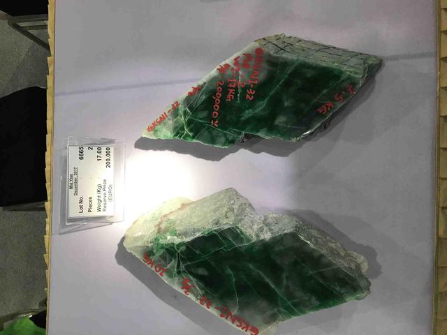 假翡翠在灯光下的图片翡翠原石毛料大全-第18张图片-翡翠网 假翡翠在灯光下的图片翡翠原石毛料大全-第18张图片-翡翠网