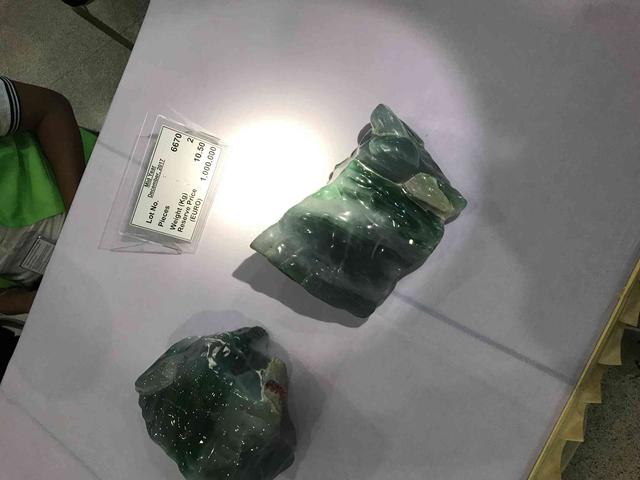 假翡翠在灯光下的图片翡翠原石毛料大全-第19张图片-翡翠网 假翡翠在灯光下的图片翡翠原石毛料大全-第19张图片-翡翠网