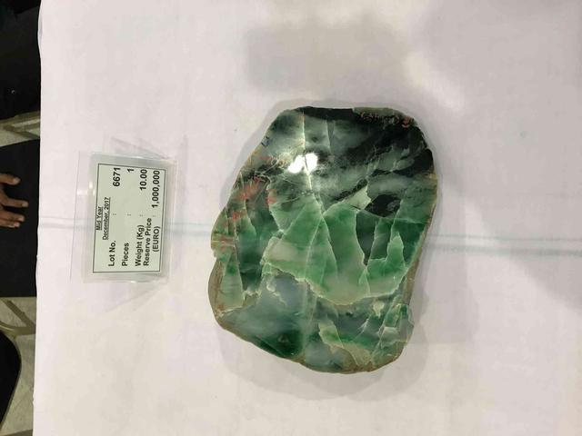 假翡翠在灯光下的图片翡翠原石毛料大全-第21张图片-翡翠网 假翡翠在灯光下的图片翡翠原石毛料大全-第21张图片-翡翠网