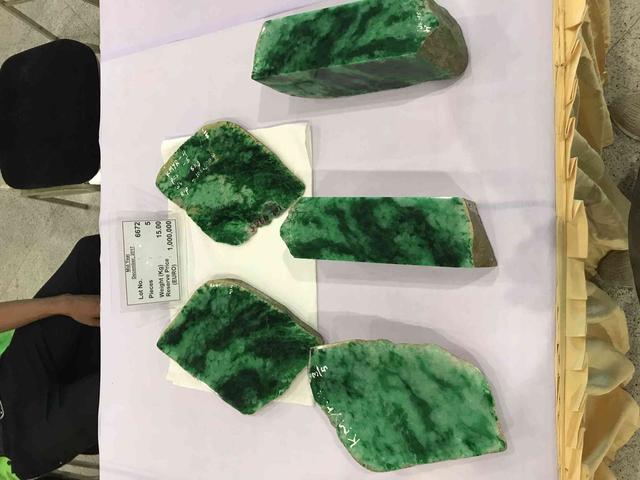 假翡翠在灯光下的图片翡翠原石毛料大全-第24张图片-翡翠网 假翡翠在灯光下的图片翡翠原石毛料大全-第24张图片-翡翠网