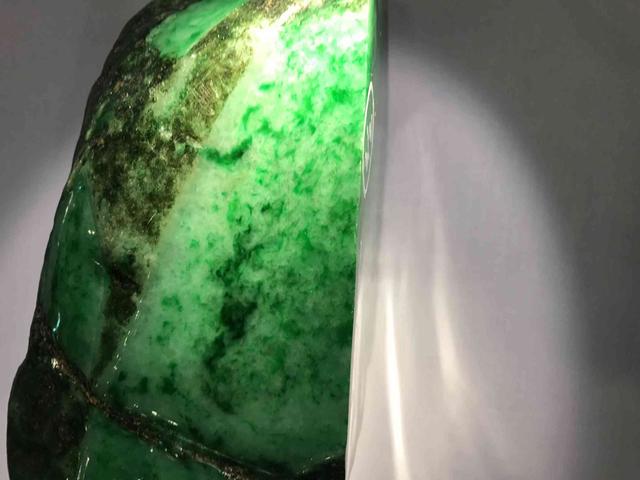 假翡翠在灯光下的图片翡翠原石毛料大全-第26张图片-翡翠网 假翡翠在灯光下的图片翡翠原石毛料大全-第26张图片-翡翠网
