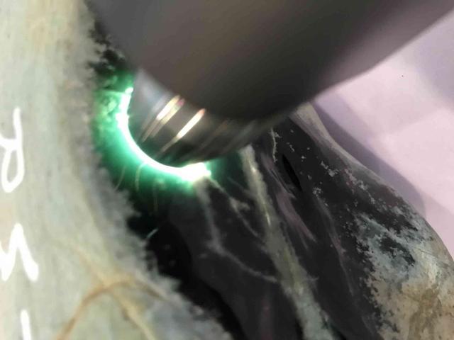 假翡翠在灯光下的图片翡翠原石毛料大全-第28张图片-翡翠网 假翡翠在灯光下的图片翡翠原石毛料大全-第28张图片-翡翠网