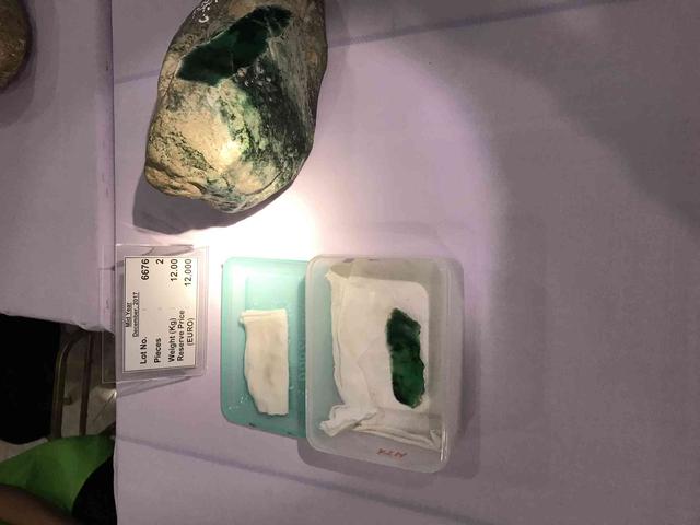 假翡翠在灯光下的图片翡翠原石毛料大全-第29张图片-翡翠网 假翡翠在灯光下的图片翡翠原石毛料大全-第29张图片-翡翠网