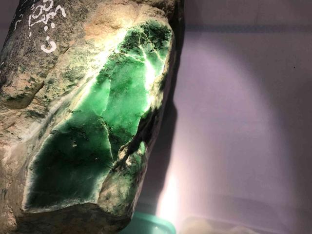 假翡翠在灯光下的图片翡翠原石毛料大全-第30张图片-翡翠网 假翡翠在灯光下的图片翡翠原石毛料大全-第30张图片-翡翠网