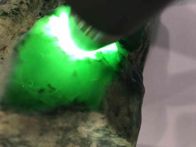 假翡翠在灯光下的图片翡翠原石毛料大全-第31张图片-翡翠网 假翡翠在灯光下的图片翡翠原石毛料大全-第31张图片-翡翠网